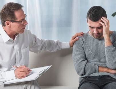 Психолог и пациент беседуют в кабинете